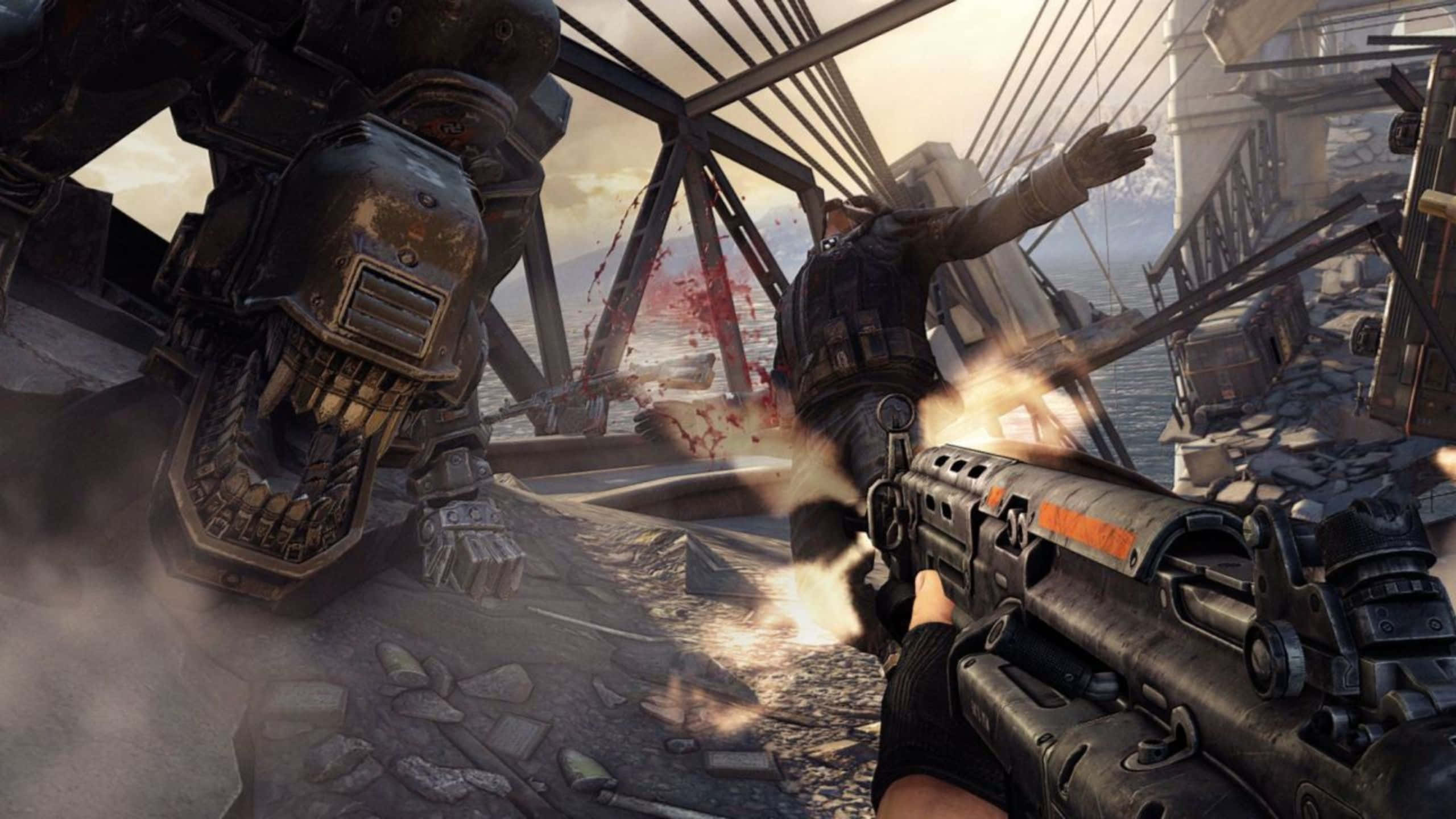 體驗 Wolfenstein II 的壯闊冒險 壁紙 — 第一人稱射擊視角，在廢棄工業場景中向巨型機械怪物開火，伴有血跡飛濺。
