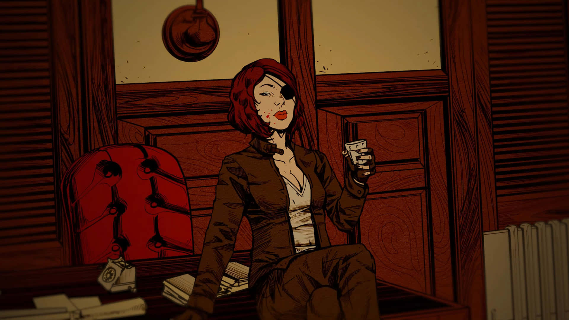 《Wolfenstein II》高張力動作場景壁紙 壁紙 — 一位紅髮戴眼罩的女性坐在木質辦公室裡，手持玻璃杯，周圍是復古裝飾和溫暖的燈光。