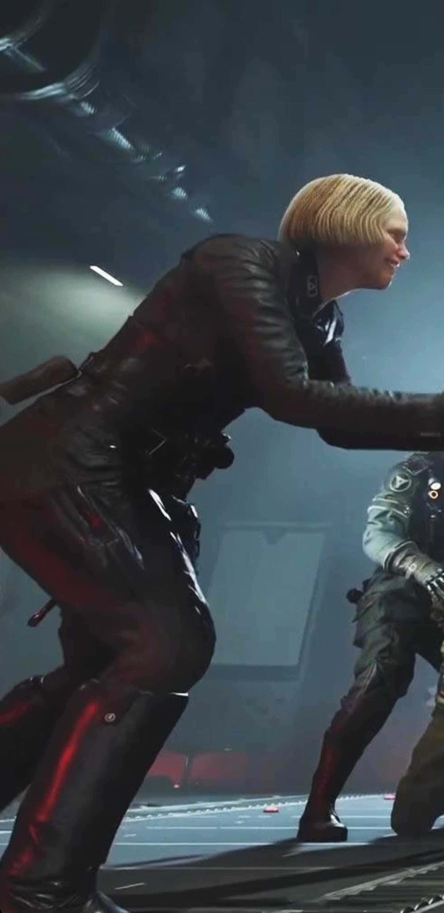 《Wolfenstein II》主角對決艾琳·恩格爾背景圖 壁紙 — 一位金髮女子身穿黑色戰術裝備，在昏暗的未來戰鬥場景中向前猛衝。