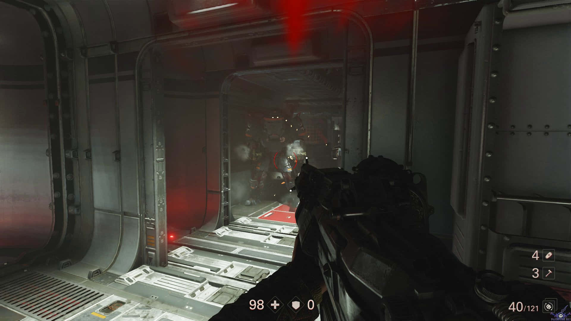 《Wolfenstein II》瞄準畫面 1920x1080 背景 壁紙 — 第一人稱射擊視角，身處金屬太空船走廊，紅色緊急燈光，前方有敵對外星生物。