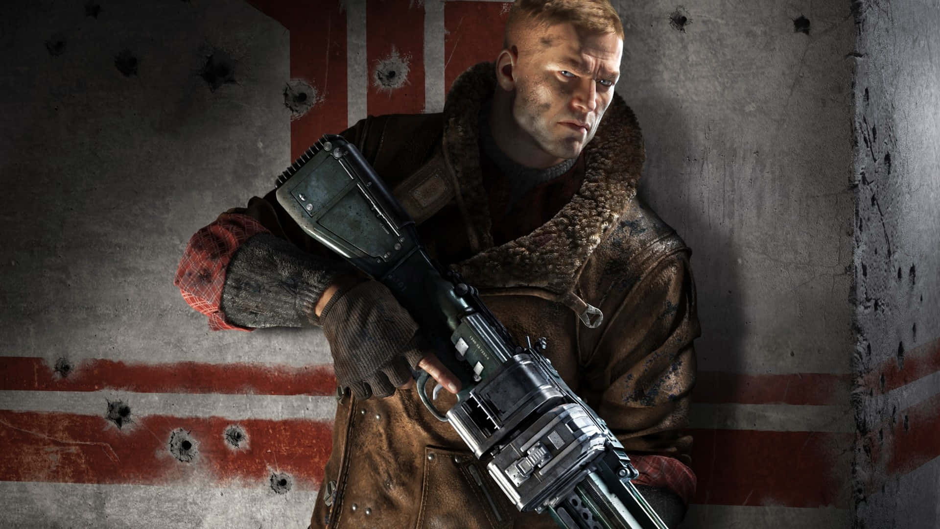 《Wolfenstein II》遊戲背景：潛行 壁紙 — 一個身穿毛領外套的粗獷士兵，靠在一面佈滿彈孔、帶有紅色條紋的牆上，緊握著一把重型機槍。