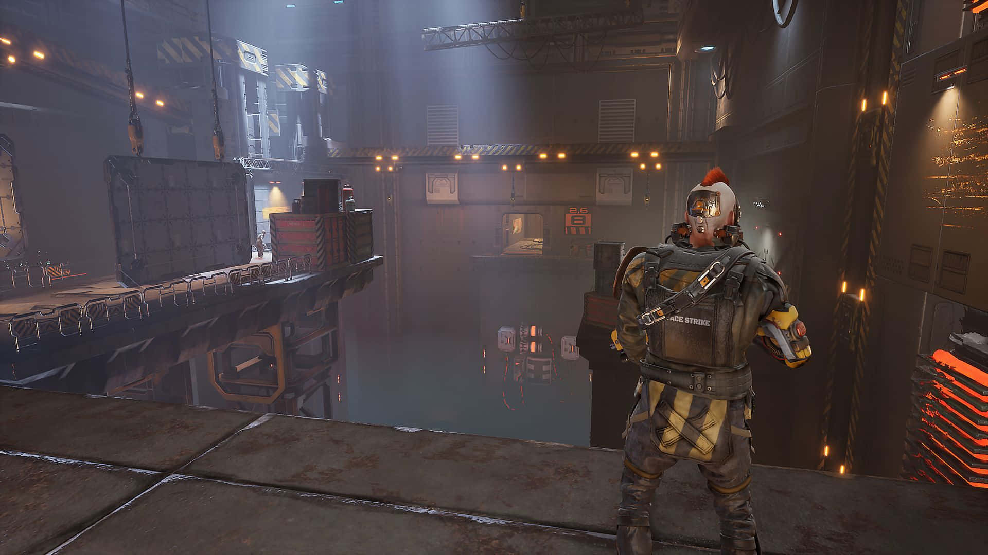 《Wolfenstein II》遊戲中的未來都市戰鬥場景 壁紙 — 一名身穿未來風格盔甲的士兵站在金屬平台上，俯瞰一個光線昏暗的工業設施，設施內有懸掛的木箱和發光的橙色燈光。