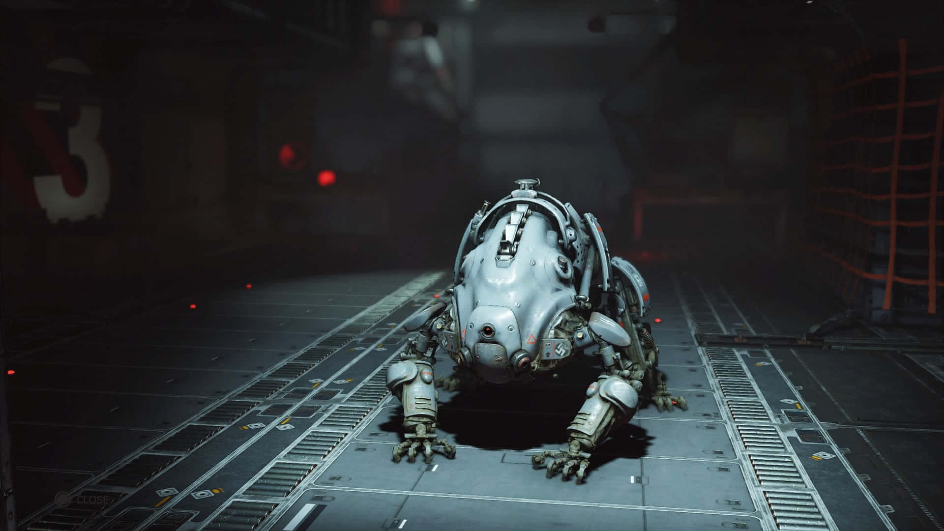 《Wolfenstein II》遊戲中的經典場景 壁紙 — 一個具威脅性的生物機械生物在昏暗的工業走廊中向前爬行，走廊內有紅色應急燈。