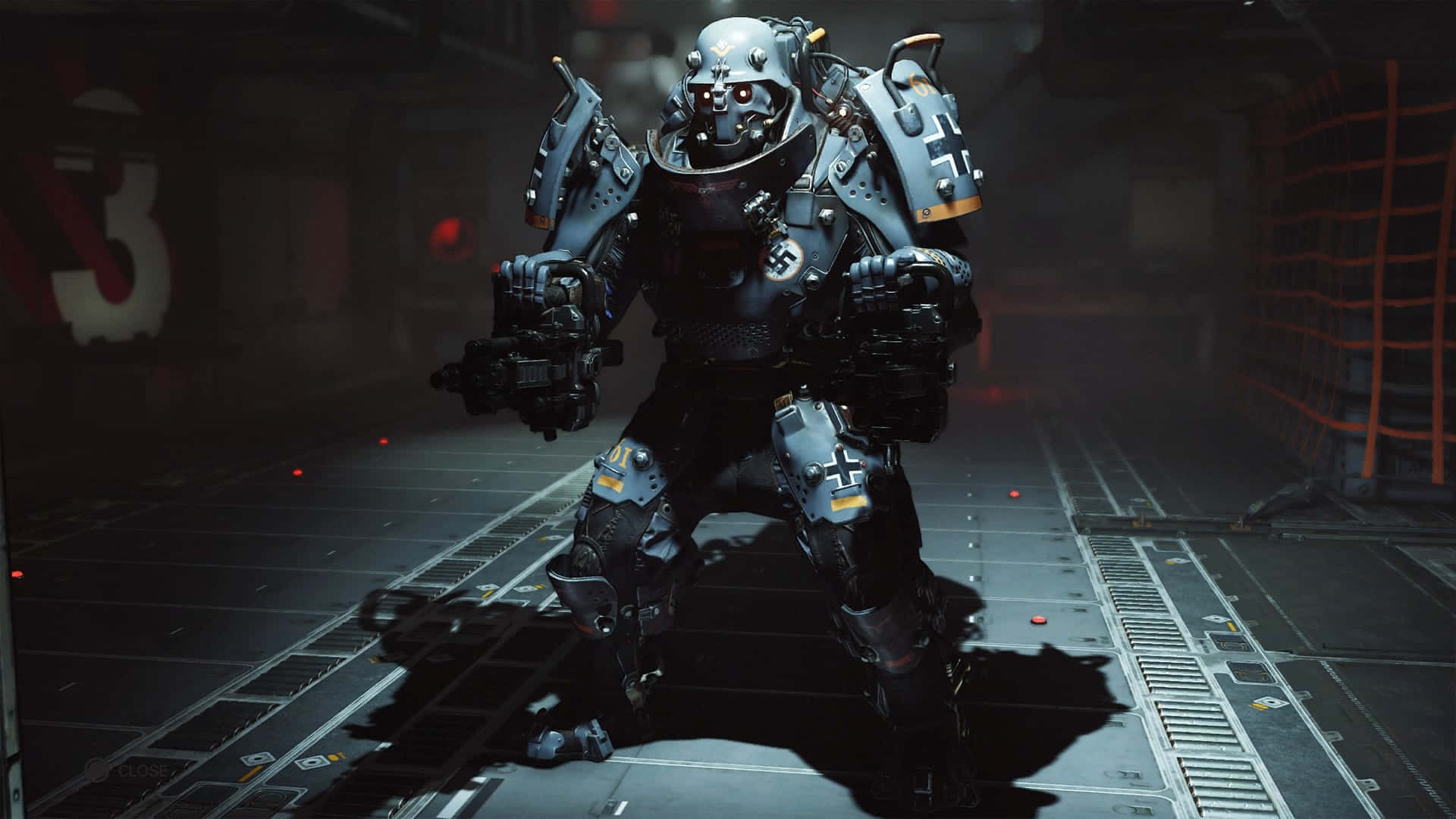 《Wolfenstein II》遊戲背景：超級士兵 壁紙 — 一名身穿重型裝甲及未來戰鬥裝備的士兵，佇立在昏暗的工業走廊中，周圍閃爍著紅光。