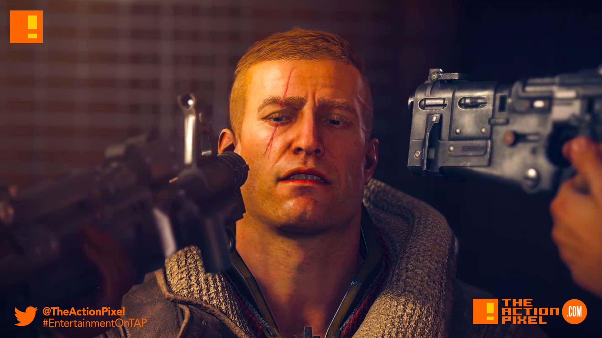 《Wolfenstein II》遊戲中的激烈戰鬥場景 壁紙 — 一個滿臉是血的男人向前凝視，兩支槍指著他，房間燈光昏暗。