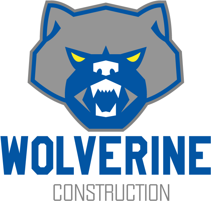 Wolverine Construction Logo 壁紙 — 一個兇猛的藍灰色狼獾標誌，黃色眼睛和尖銳牙齒，上方有粗體藍色文字「WOLVERINE CONSTRUCTION」。