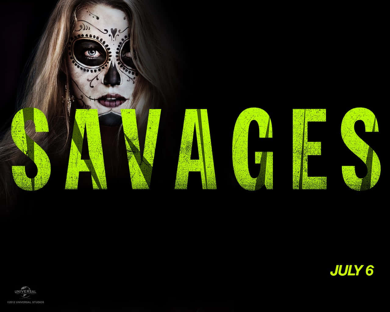 電影海報上，在大膽的綠色文字「SAVAGES」後方，一位擁有糖骷髏妝容的女性。