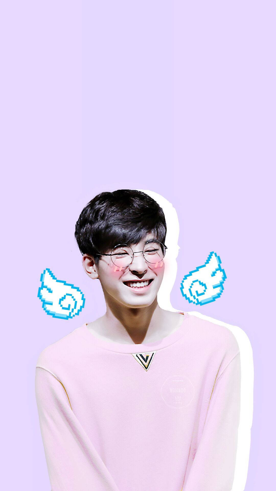Wonwoo Aegyo藝術作品 壁紙 — 一個戴眼鏡、擁有像素翅膀的開朗年輕男子在柔和的薰衣草背景前微笑。