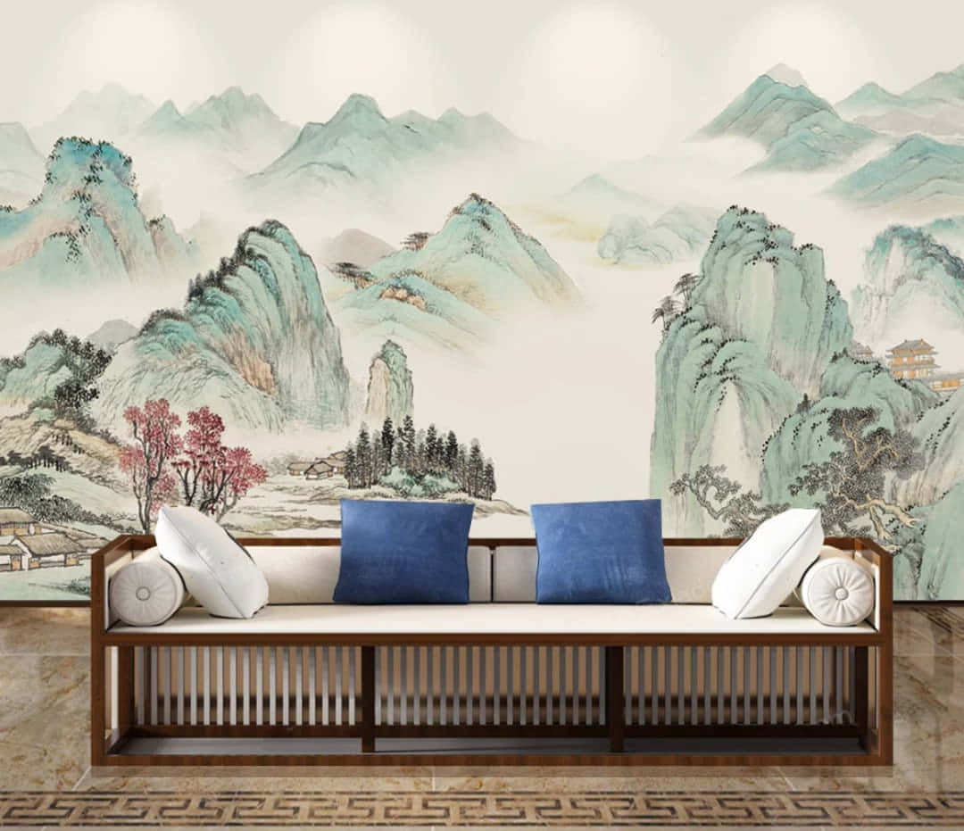 傳統中國風格的彩色龍形裝飾背景 壁紙 — 一張木製長椅，上面有藍色和白色的靠墊，放在一幅大型傳統中國水墨山水壁畫前，畫中有霧氣繚繞的山峰和秋樹。