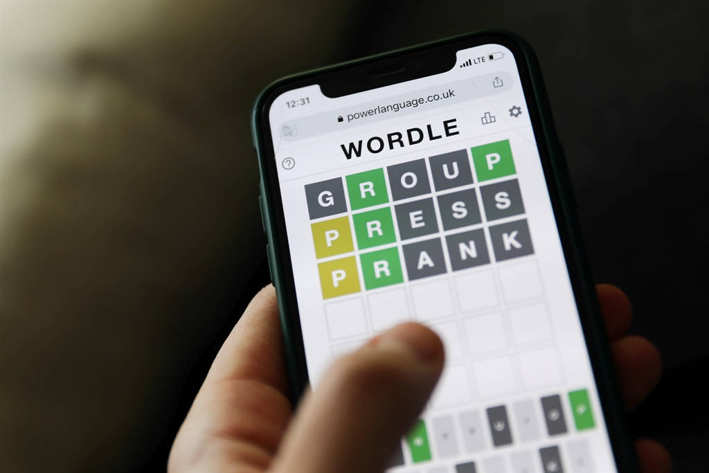 手持電話玩Wordle遊戲，已解決單詞GROUP。