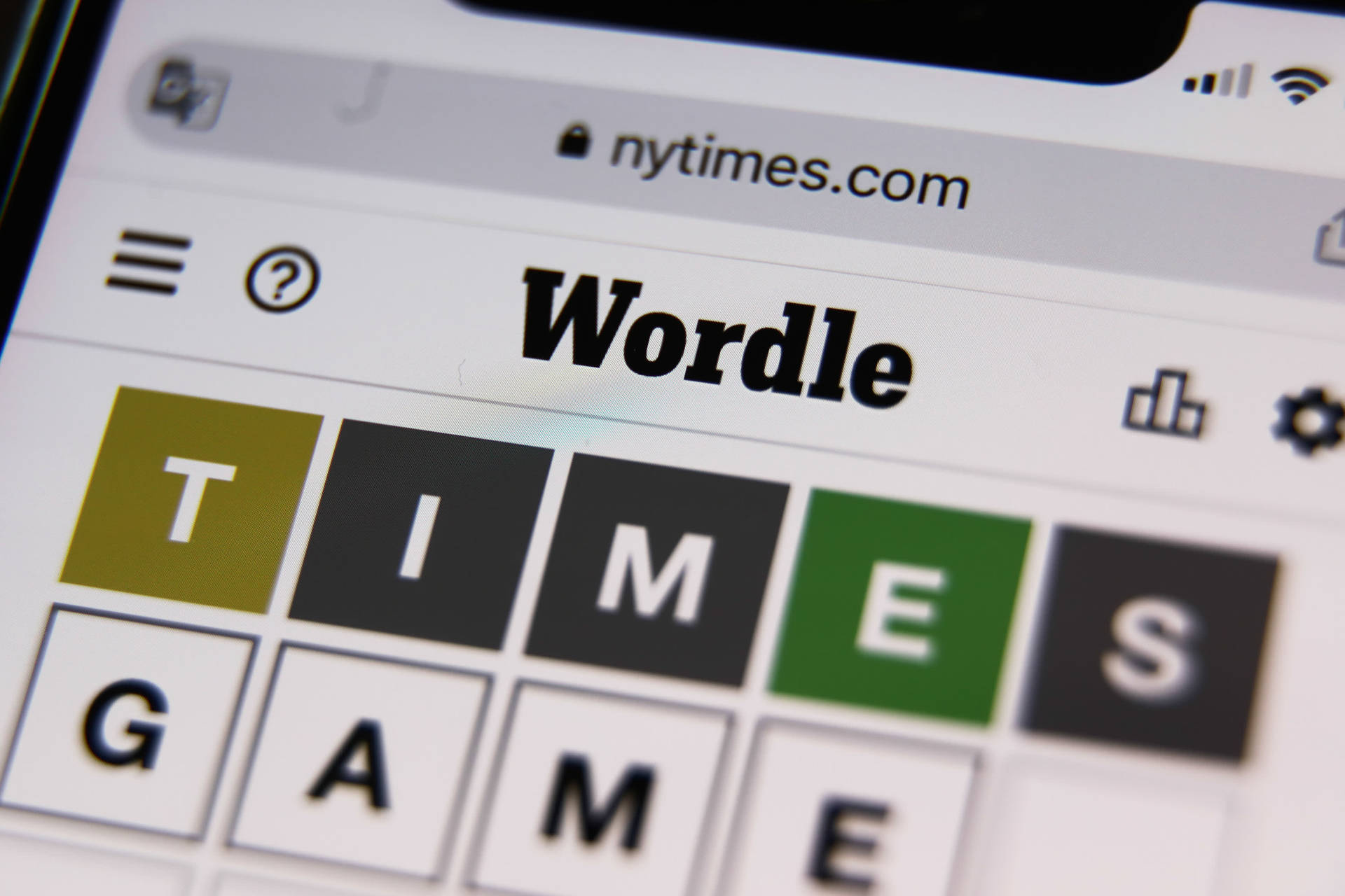 智能手機顯示nytimes.com上的Wordle遊戲，已猜出單詞TIMES。