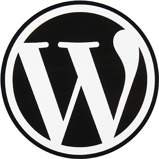 WordPress 標誌圖標 壁紙 — 在純黑色背景上，一個圓圈內置中放置的鮮明白色WordPress標誌。