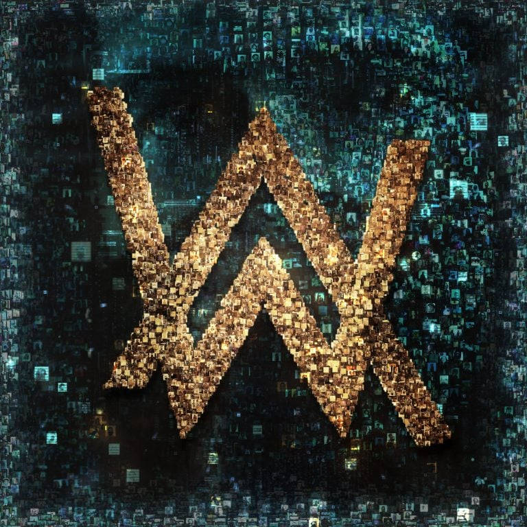 在黑暗數位背景上，由像素化方塊組成的金色 'W'。