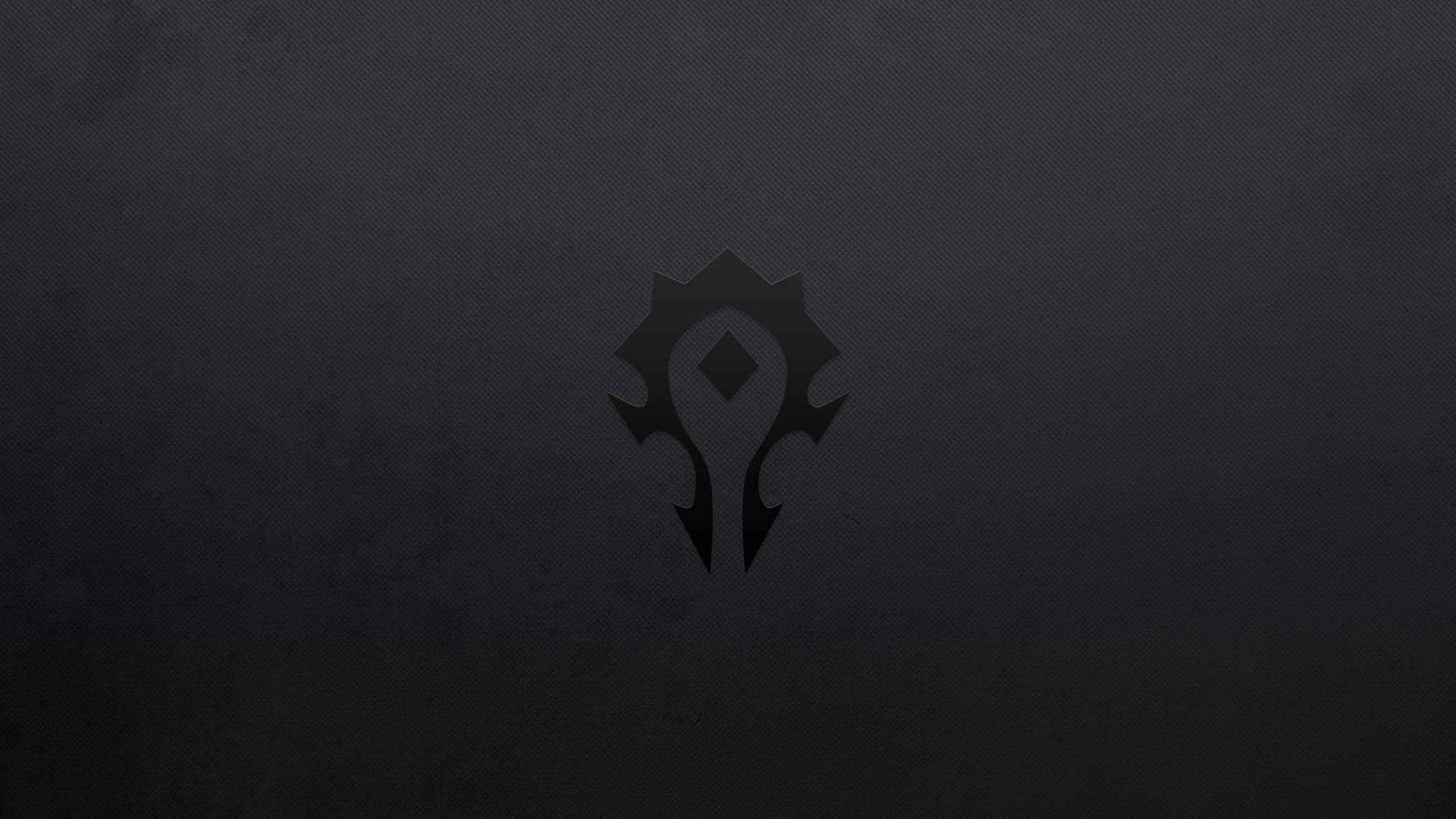 World of Warcraft 霸主陣營遊戲標誌 壁紙 — 一個鮮明的黑色Warcraft標誌，居中放置在帶有紋理的深灰色布料背景上。