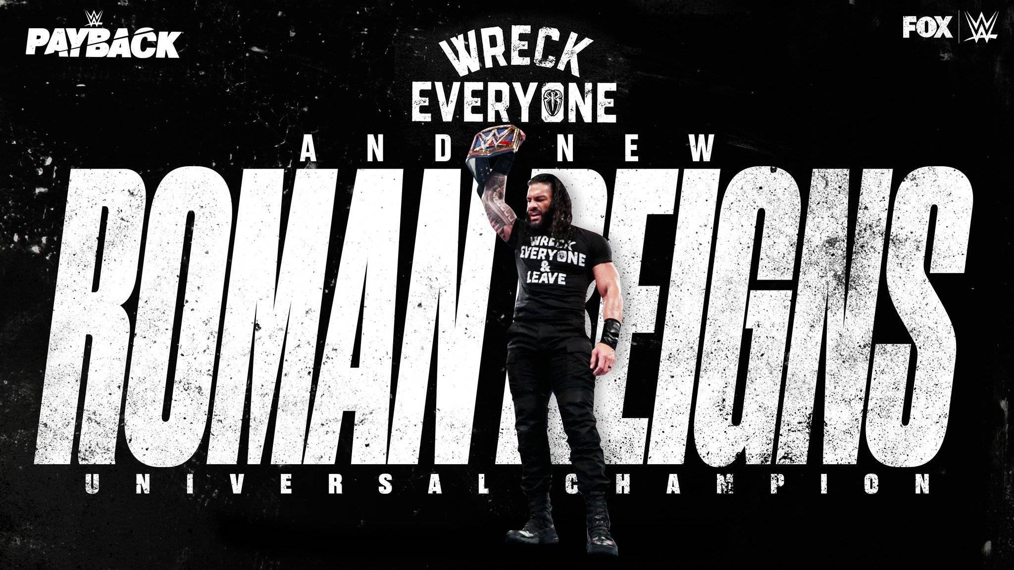 羅曼·雷恩斯「Wreck Everyone」字體藝術 壁紙 — Roman Reigns 勝利地舉起WWE環球冠軍腰帶，背景是粗糙的黑色，並有粗體白色文字宣告他的統治地位。