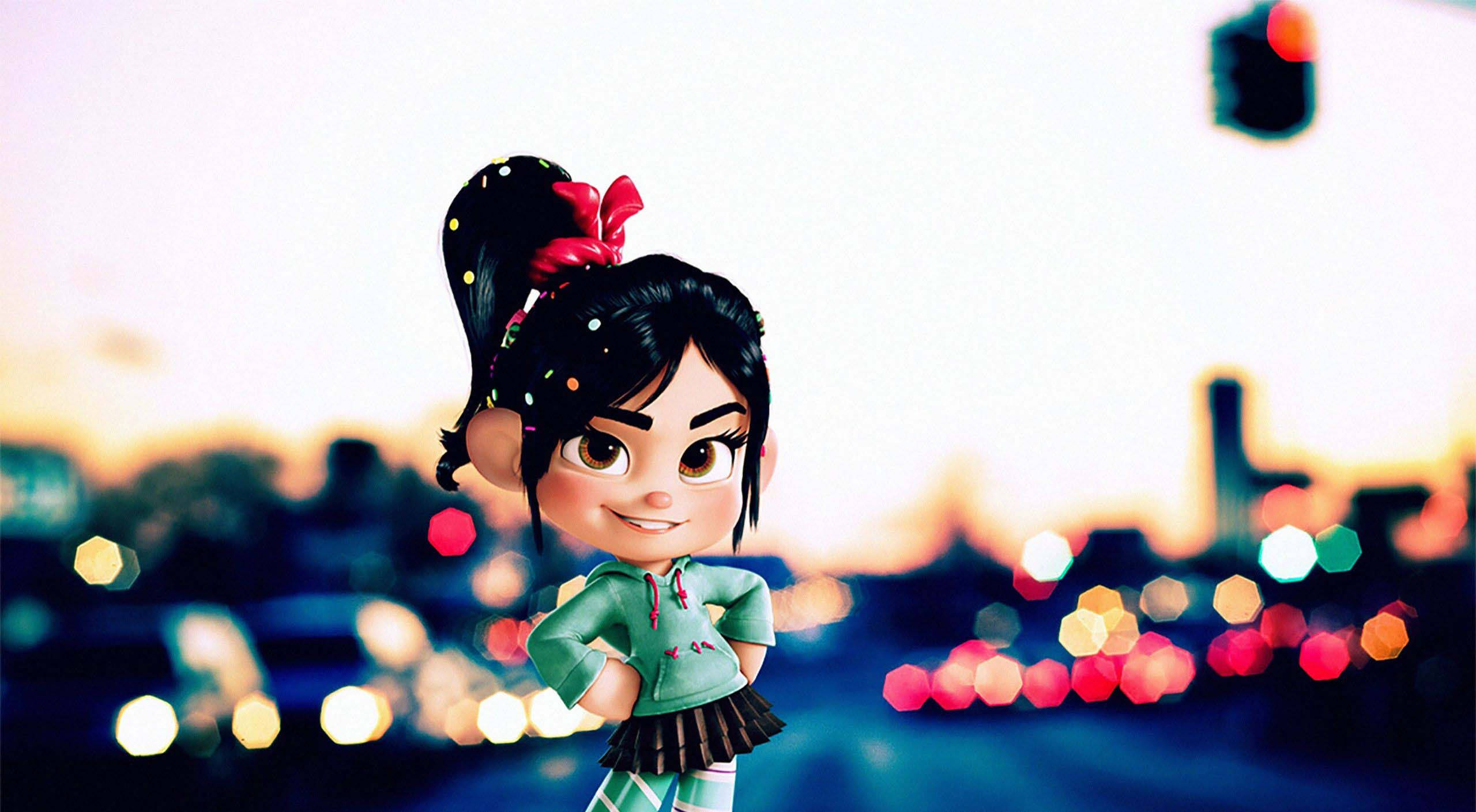 《 wreck-it ralph 》凡妮莎彩色插畫 壁紙 — 一個開心的動畫女孩戴著紅色蝴蝶結，在黃昏時分自信地站在充滿活力的散景城市景觀前。