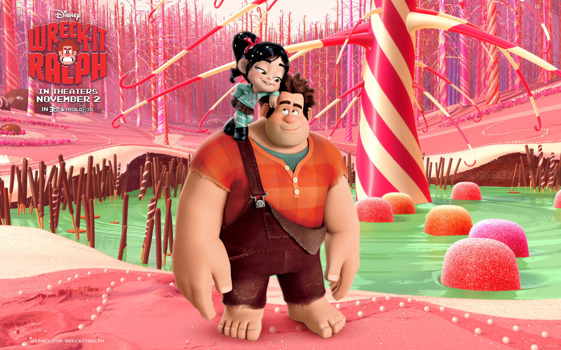 《 wreck-it ralph 》凡妮莎糖果森林 壁紙 — 一個開心的動畫男人肩上扛著一個女孩，站在一個以糖果為主題的森林裡，有巨大的棒棒糖和軟糖山丘。