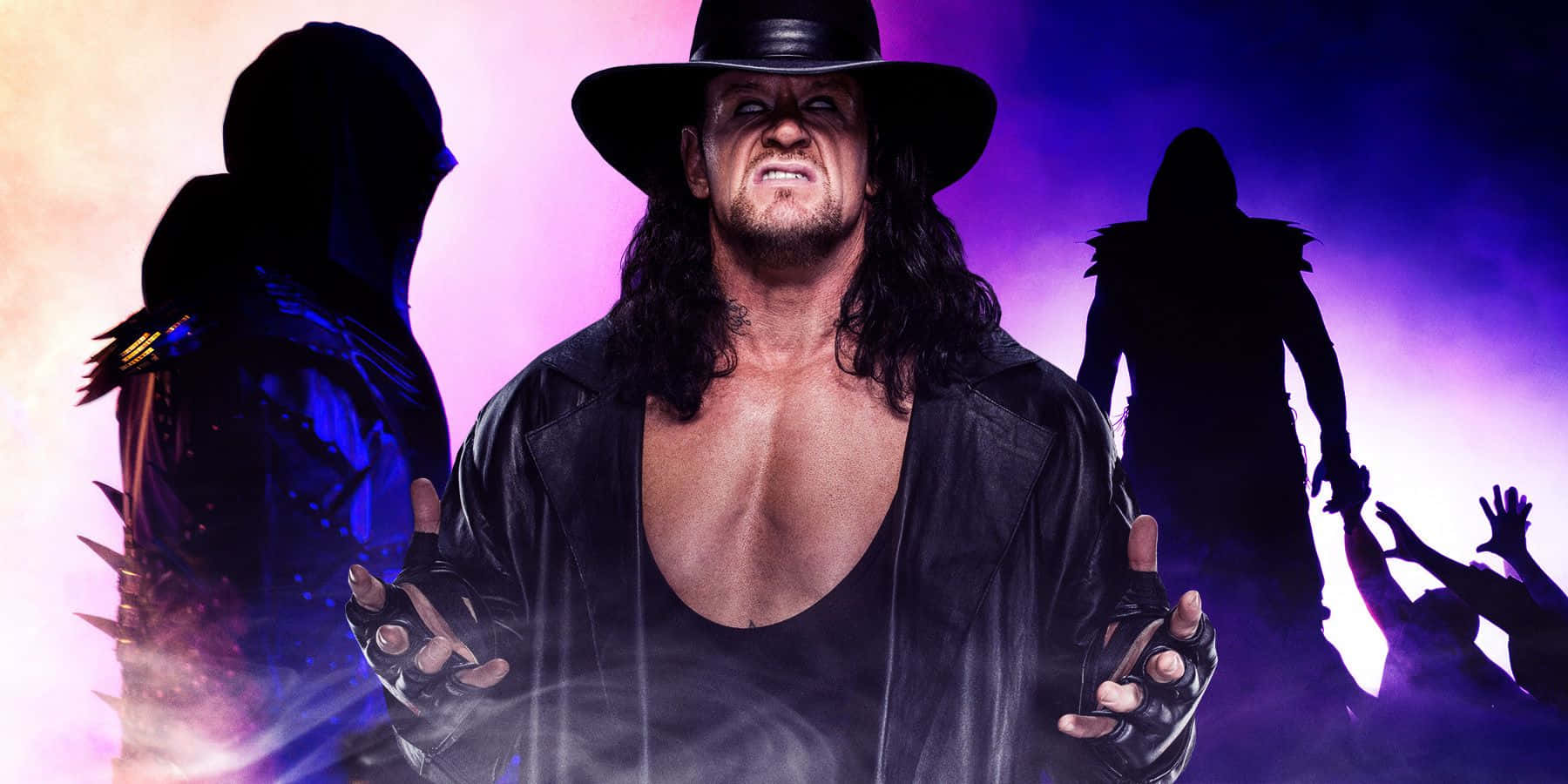  壁紙 — Wrestler The Undertaker 身穿黑色服裝和帽子，站在舞台中央，背景有陰影人物和發光的紫色背景。