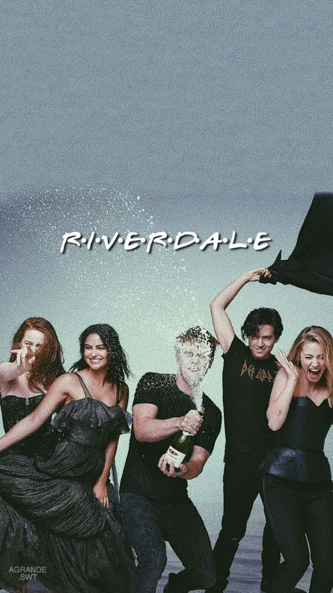 Riverdale演員在灰色天空下用香檳噴霧慶祝。