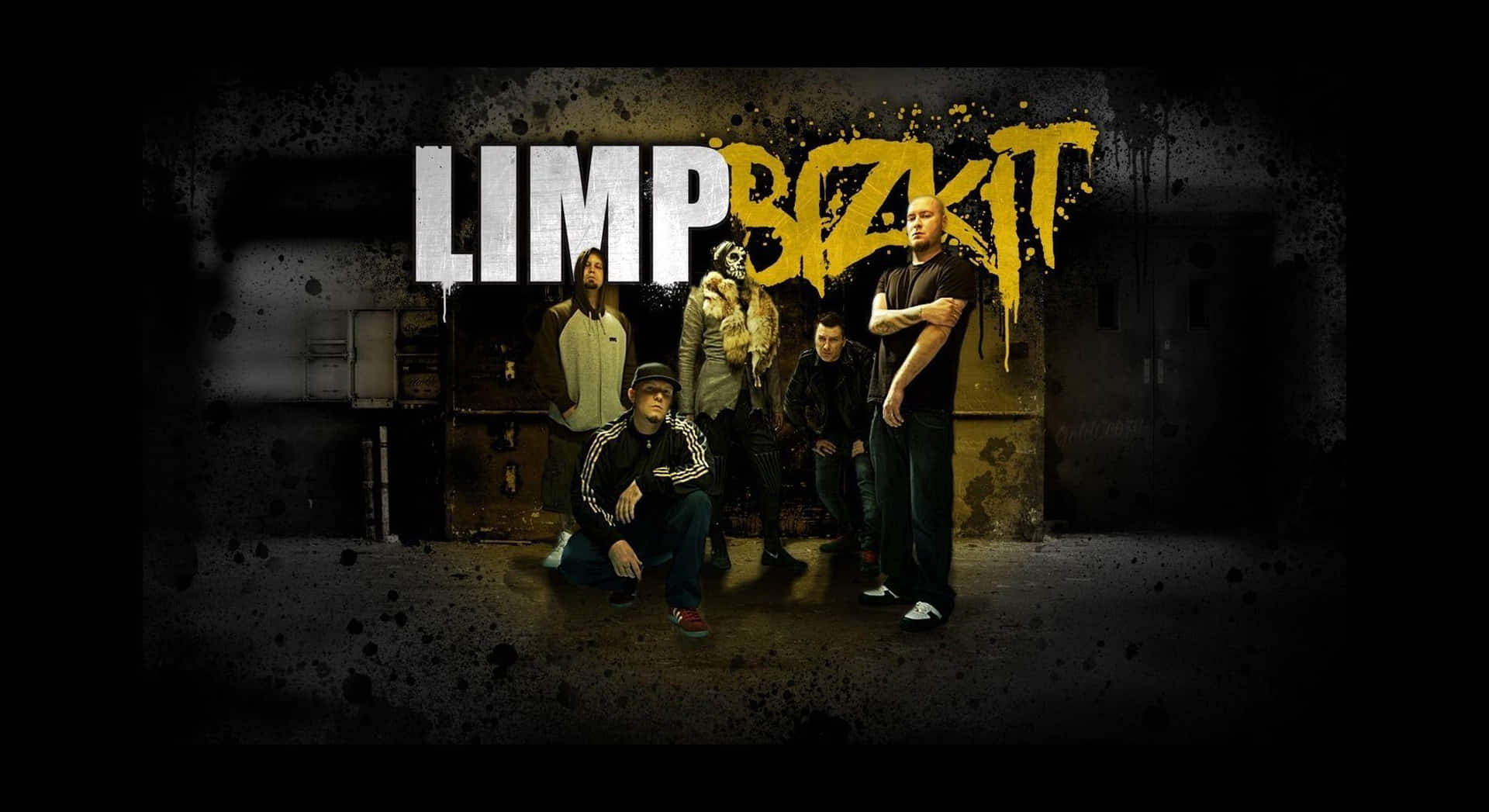  壁紙 — 五名Limp Bizkit樂隊成員在一個粗糙的工業環境中擺姿勢，上方有塗鴉風格的樂隊名稱。