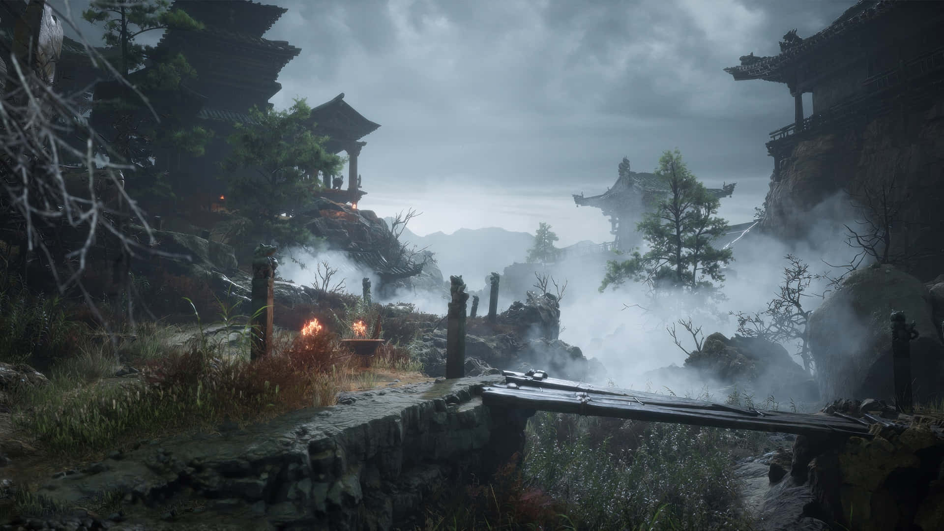  壁紙 — 霧氣籠罩的山中寺廟建築群，有木橋和搖曳的火把，天空陰沉。
