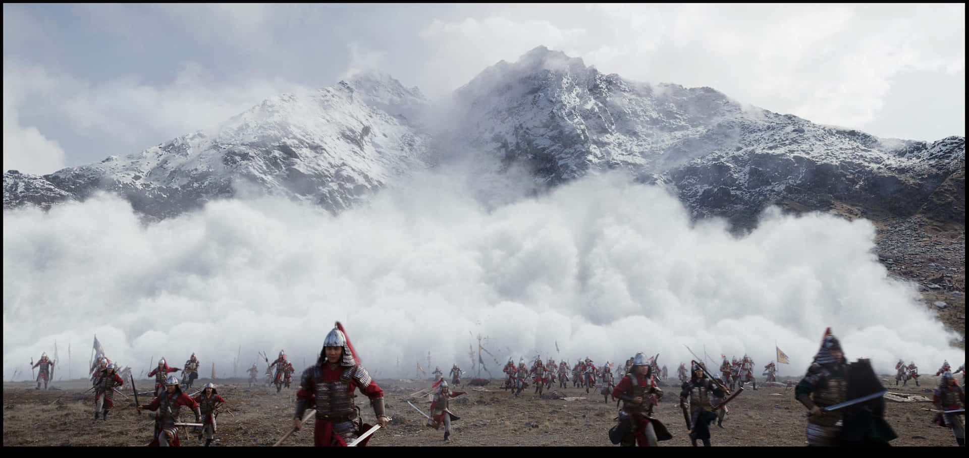 武士在白雪覆蓋的山地戰場上戰鬥，煙霧瀰漫。