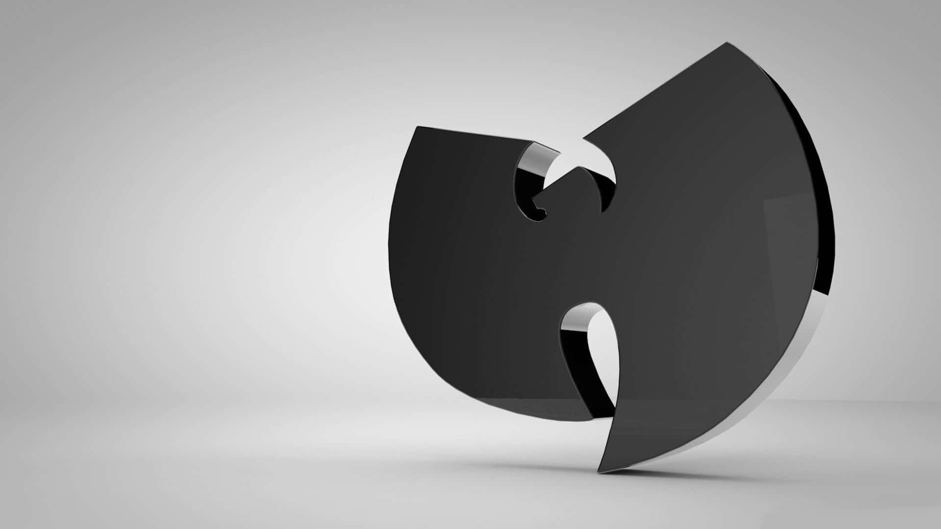 極簡工作室環境中的黑色Wu-Tang Clan標誌雕塑。