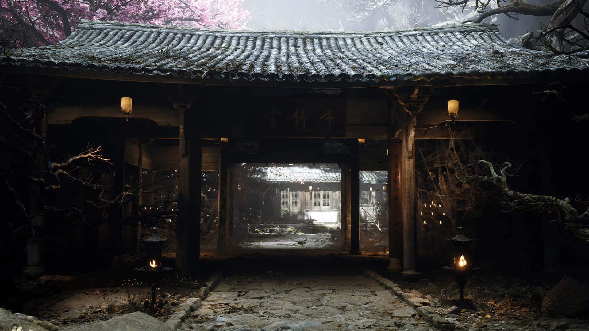  壁紙 — 霧中的傳統木門配上發光燈籠，框出粉紅花冠下的陰暗庭院。
