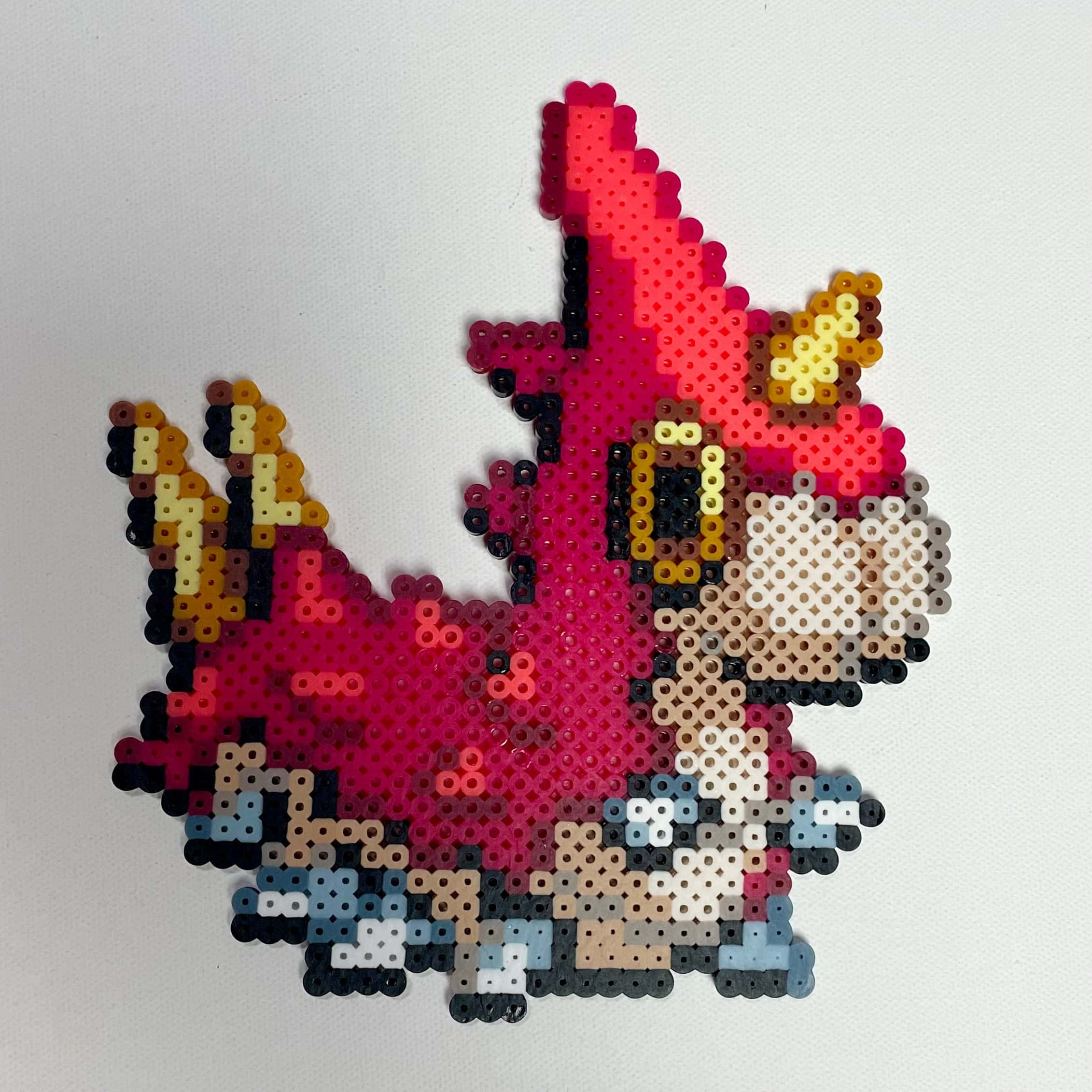 Wurmple 的像素圖像 壁紙 — 一隻由彩色拼豆製成的鮮明像素藝術狐狸，背景為純白色。