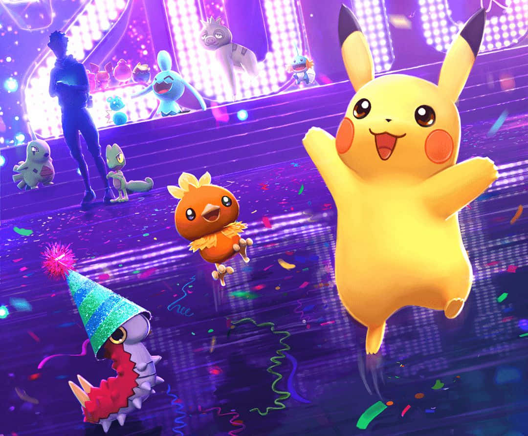Wurmple、皮卡丘與火稚雞派對 壁紙 — 比卡超與其他寶可夢在充滿活力的紫色舞台上，伴隨著五彩紙屑和閃爍燈光歡樂慶祝。