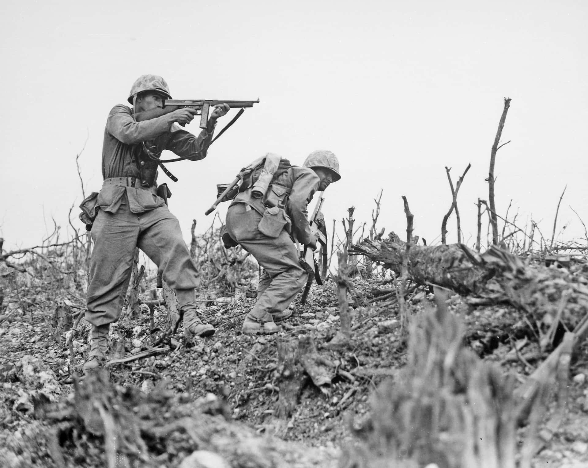 兩名士兵在戰爭破壞的景觀中移動，周圍有斷樹和瓦礫。