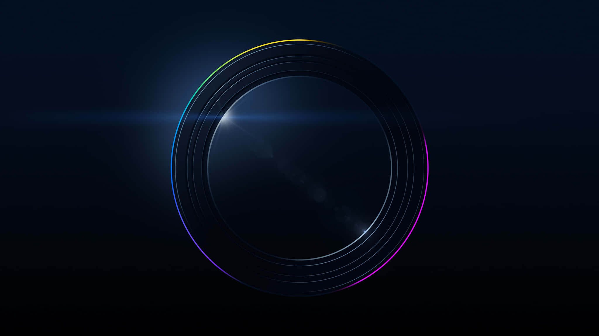 WWDC22 圓形標誌 壁紙 — 在黑暗背景上帶有彩虹光暈的發光相機鏡頭。