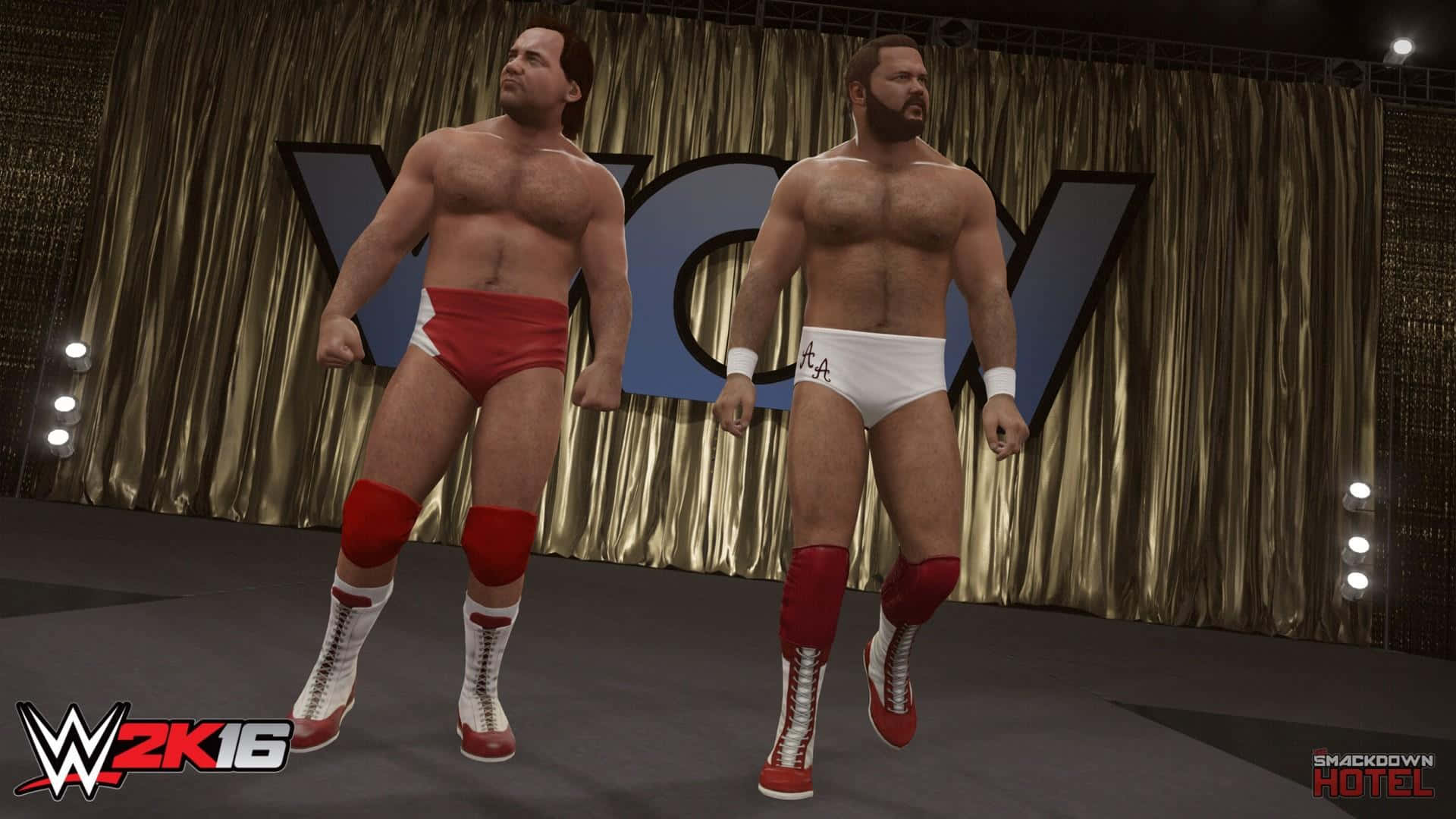 WWE 2K16：Larry Zbyszko與Arn Anderson 登場 壁紙 — 兩名肌肉發達的摔角手身穿紅色和白色裝備，自信地站在金色帷幕下的擂台上，帶有WWE 2K16品牌標誌。