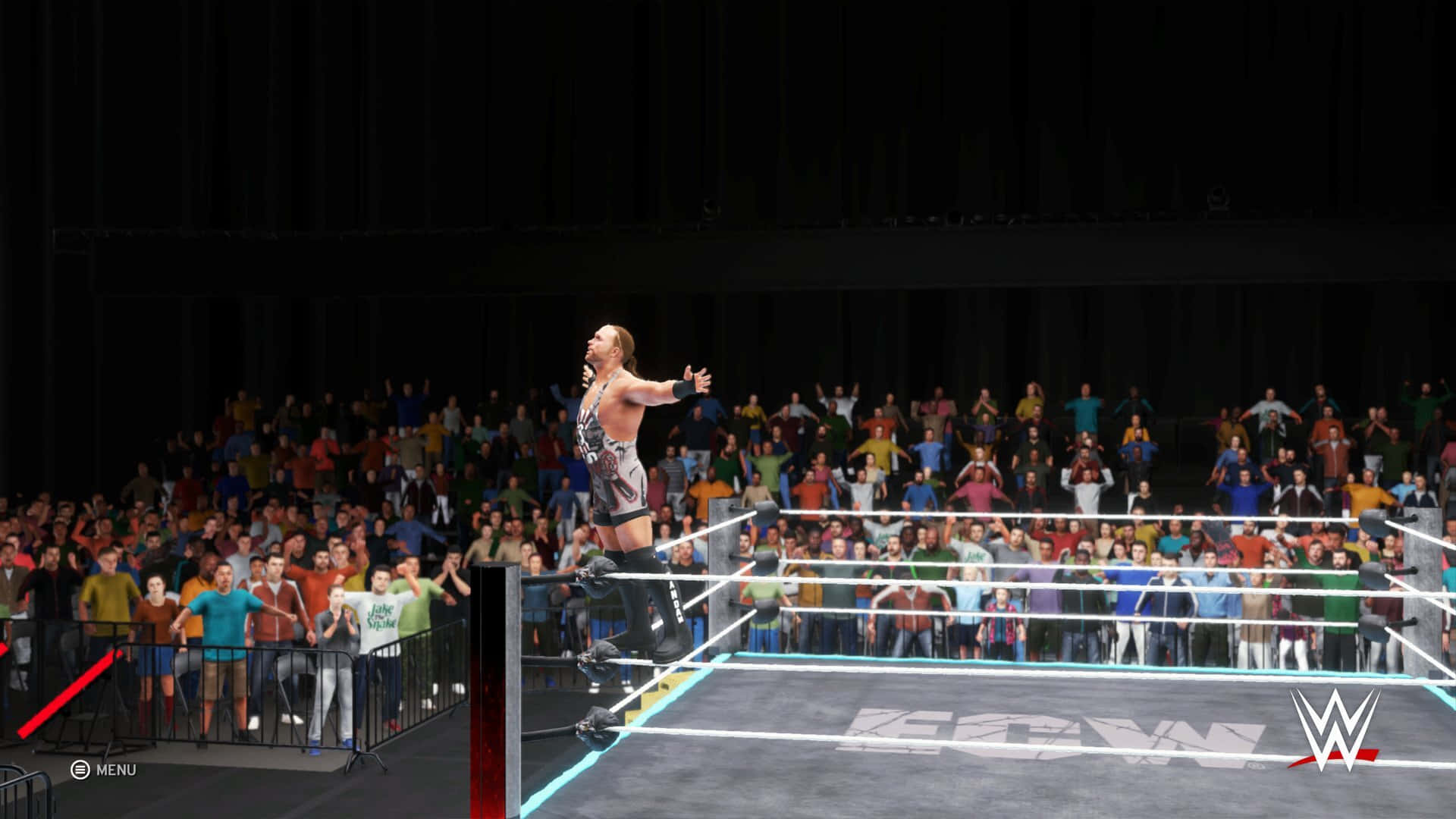 WWE 2K22 羅布·范·達姆遊戲截圖 壁紙 — 一名摔角手站在擠滿觀眾的競技場的擂台繩索上，在明亮的舞台燈光下高舉雙臂，向歡呼的人群致意。