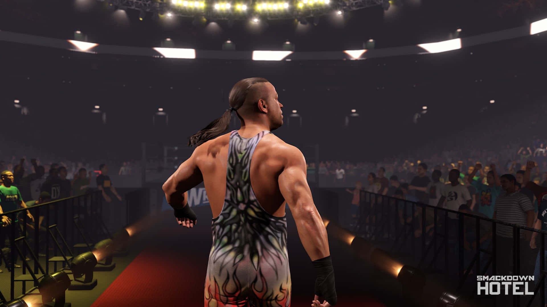 WWE 2K22 羅布·范·達姆遊戲截圖 壁紙 — 一位肌肉發達的摔角手穿著火焰圖案的緊身衣，在明亮的體育場燈光下，沿著紅色坡道走向咆哮的競技場人群。