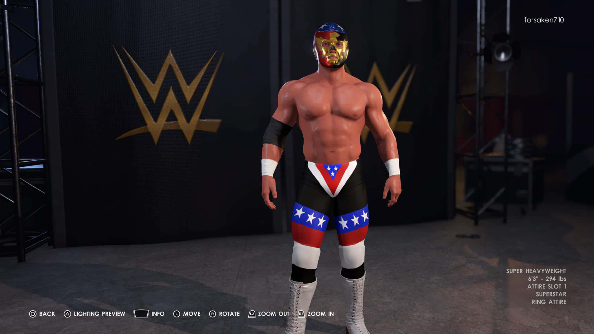 WWE 2K22 職業摔角手 The Patriot 全身照 壁紙 — 一位肌肉發達的摔角手穿著愛國短褲和金色面具，在明亮的燈光下站在WWE擂台入口區域。