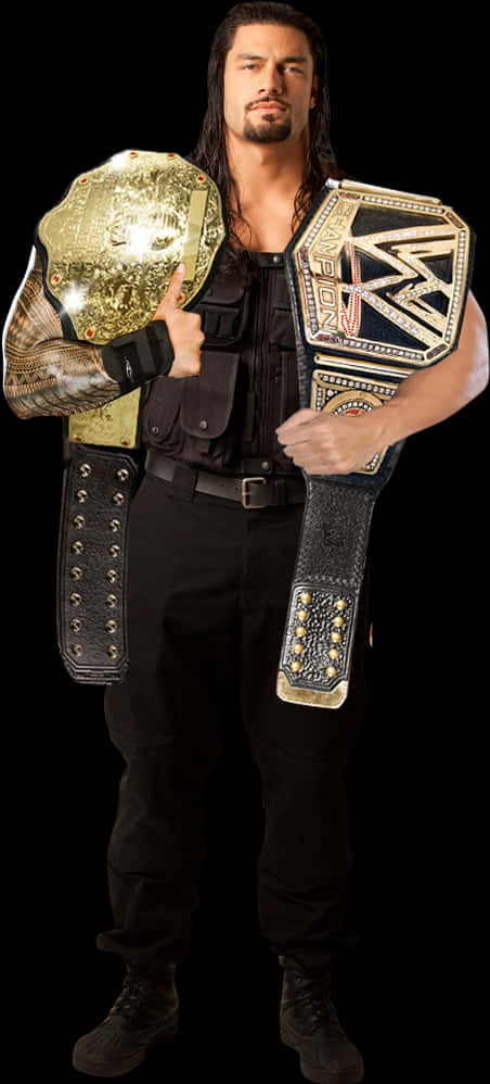 WWE冠軍羅曼·雷恩斯與腰帶 壁紙 — WWE摔角手Roman Reigns自信地站在黑色背景前，手持兩條冠軍腰帶。
