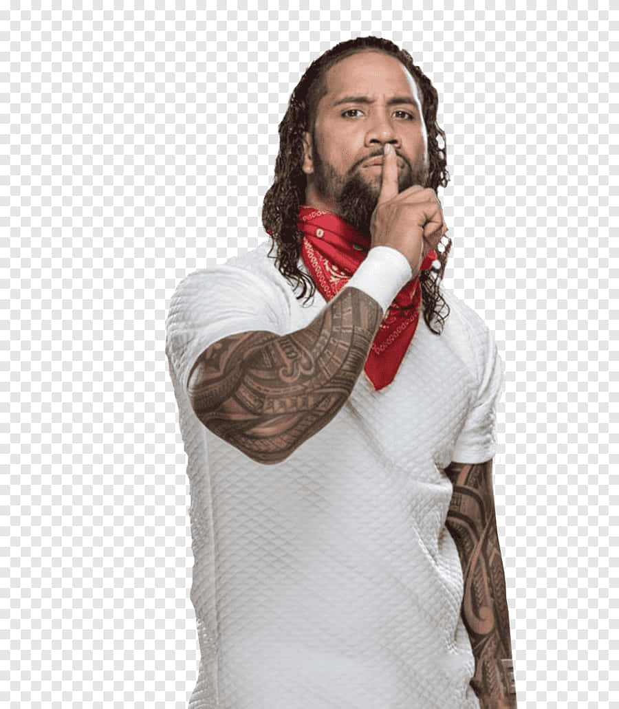 WWE Jey Uso 靜默姿勢 壁紙 — 一個長黑髮、有紋身的男人，身穿白襯衫和紅色頭巾，將手指放在嘴唇上做出噤聲手勢。