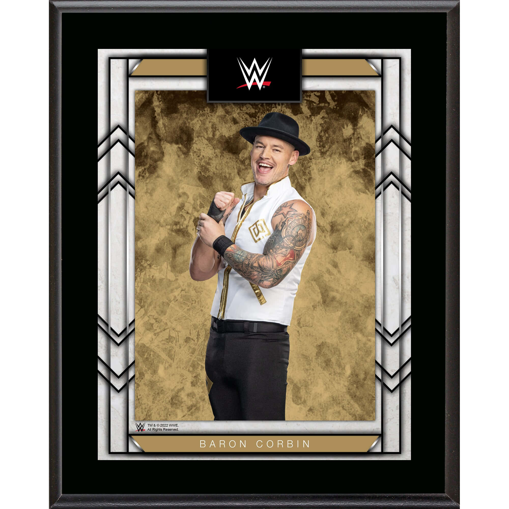 WWE框架中的巴倫·科賓 壁紙 — WWE摔角手Baron Corbin戴著黑色軟呢帽和白色背心，在帶有紋理的金色背景前自信地擺姿勢。