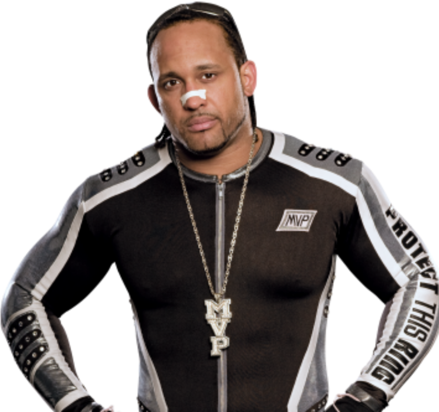 WWE 超級明星 MVP 姿勢 壁紙 — 一名摔角手身穿黑色和灰色的運動服，帶有「MVP」品牌標誌和一條大鏈條項鍊，在黑色背景前自信地擺姿勢。