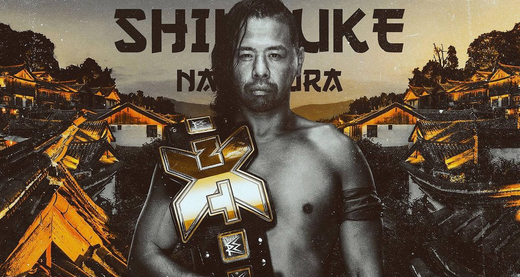 WWE NXT 中村真司 壁紙 — 摔角手中邑真輔赤裸上身，在黃金時段以傳統日本屋頂為背景，手持冠軍腰帶。