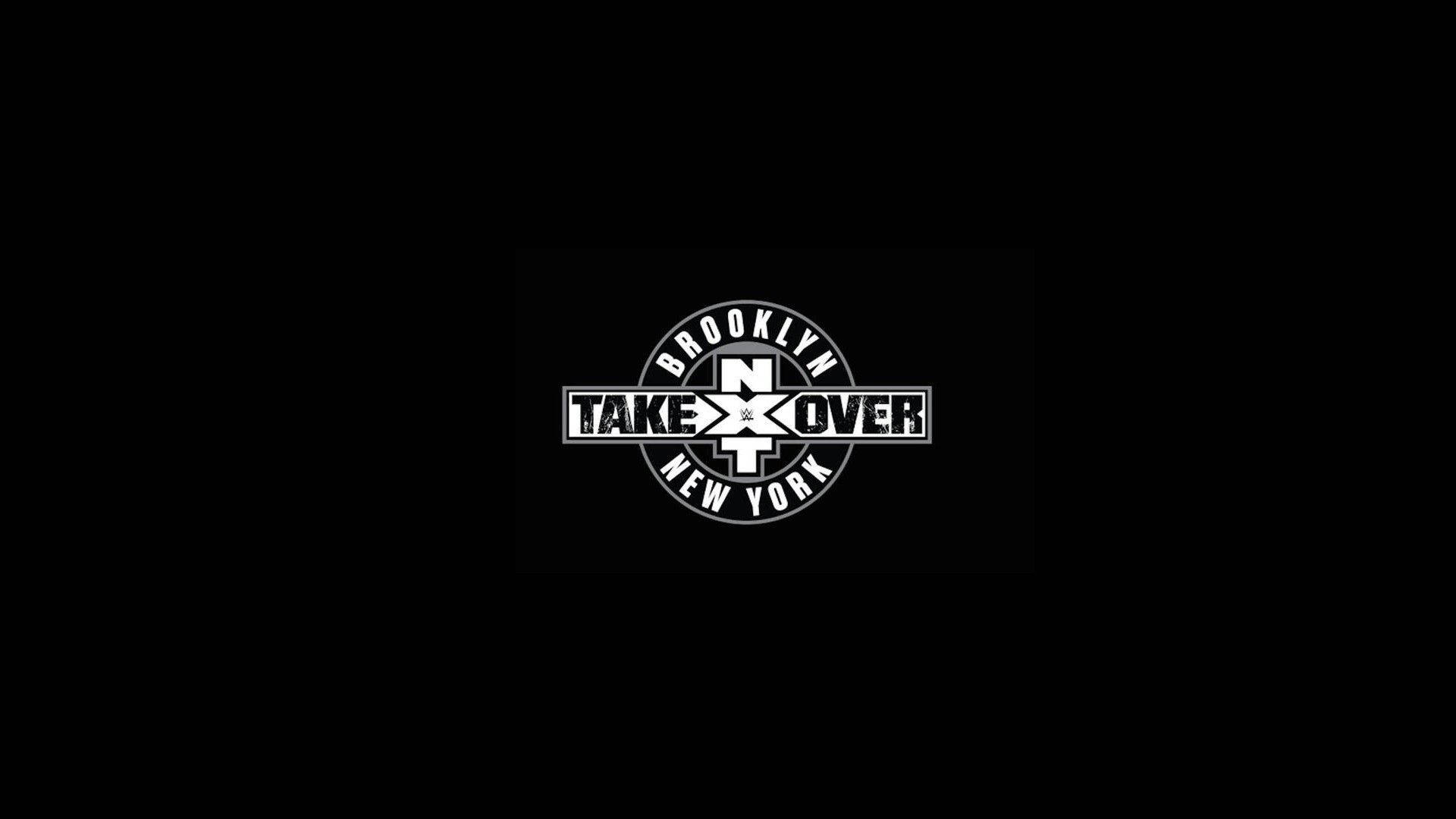 WWE NXT 布魯克林主題 壁紙 — 一個清晰的白色圓形標誌，上面有「BROOKLYN TAKEOVER NEW YORK」文字和一個風格化的「N」，居中在純黑色背景上。