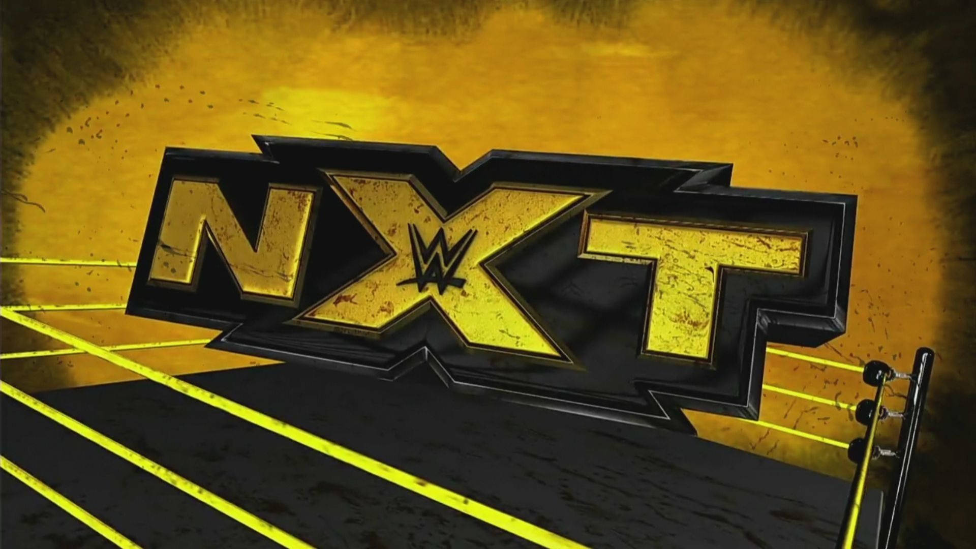 WWE NXT 海報 壁紙 — 金色和黑色的大膽NXT摔角標誌，配以黃色繩索，背景為粗糙的黃色。