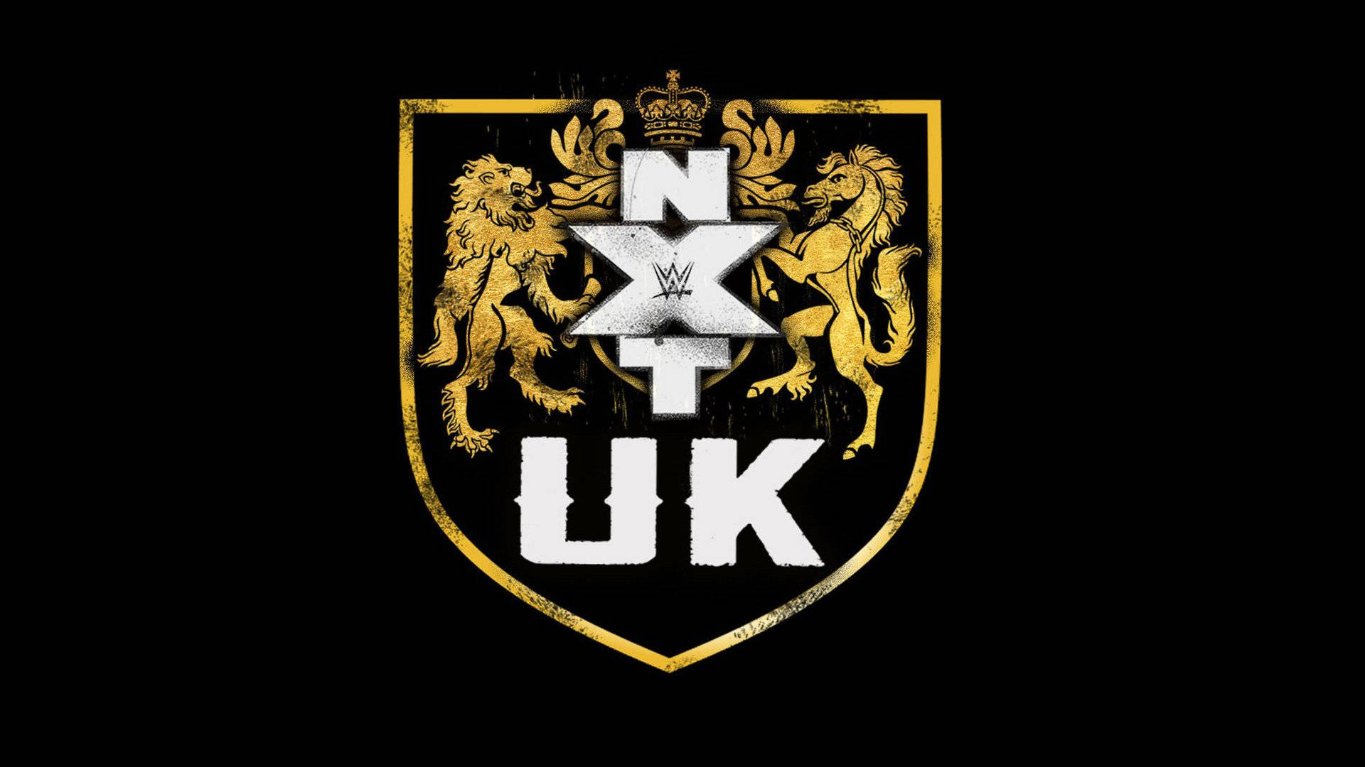 WWE NXT 英國版 壁紙 — 一個大膽的WWE NXT UK標誌，金色獅子環繞著銀色星星，背景為黑色。