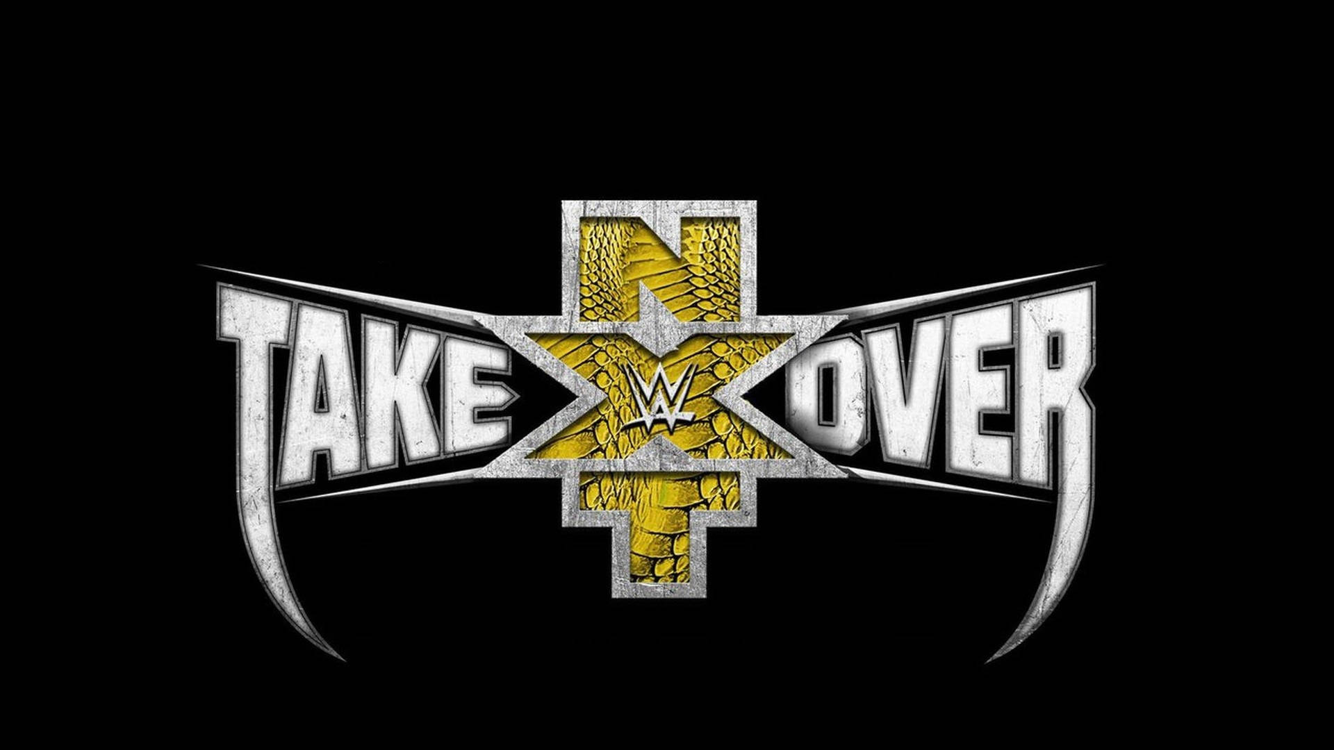WWE NXT 蛇紋設計海報 壁紙 — 大膽的WWE TakeOver標誌，帶有金屬銀色和金色龍鱗紋理，襯以純黑背景。