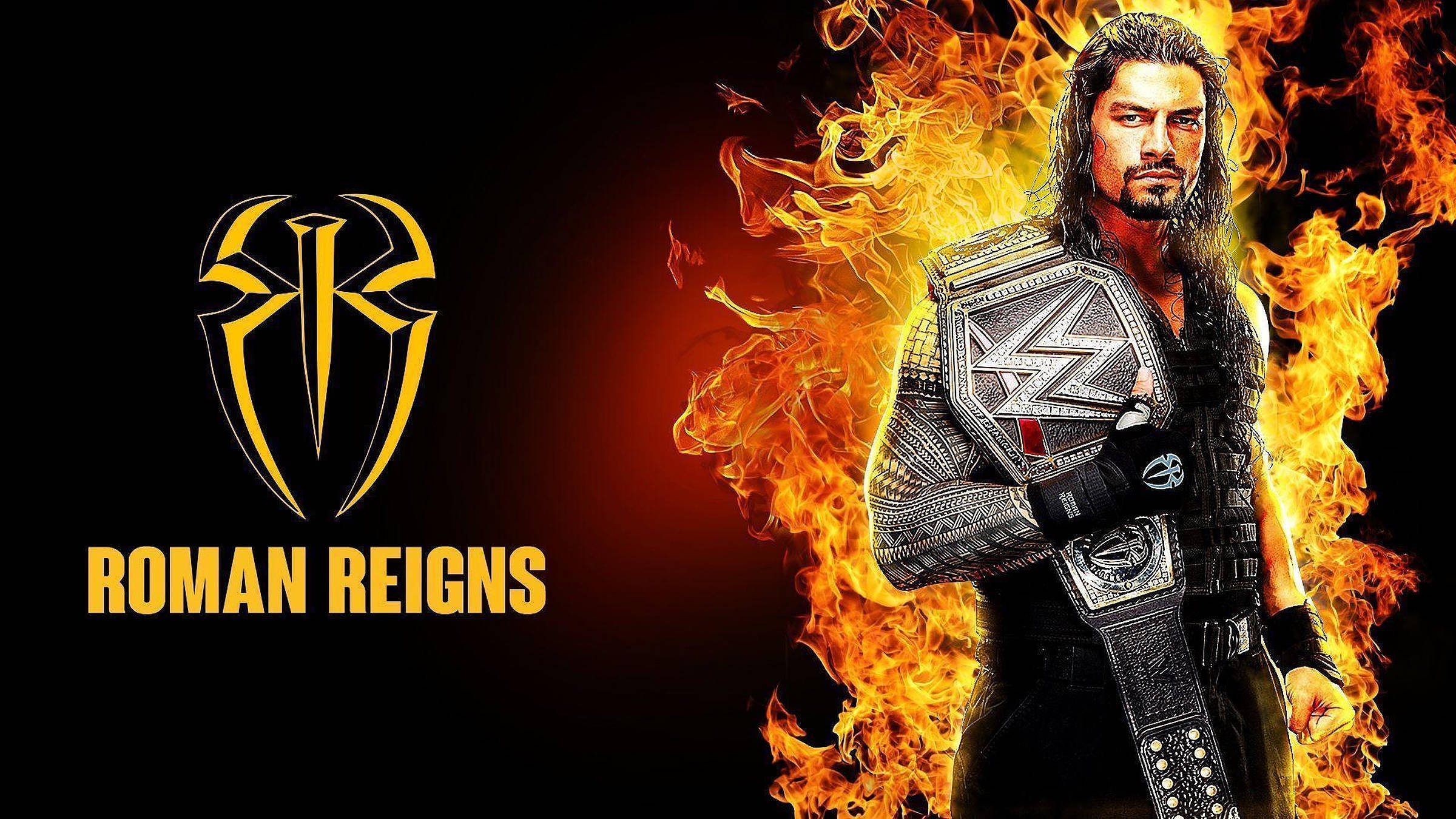 WWE NXT 超級巨星羅曼·雷恩斯展現力量 壁紙 — Roman Reigns 在咆哮的火焰中挑釁地站立，手持冠軍腰帶，背景為深色，並顯示其標誌和名字。