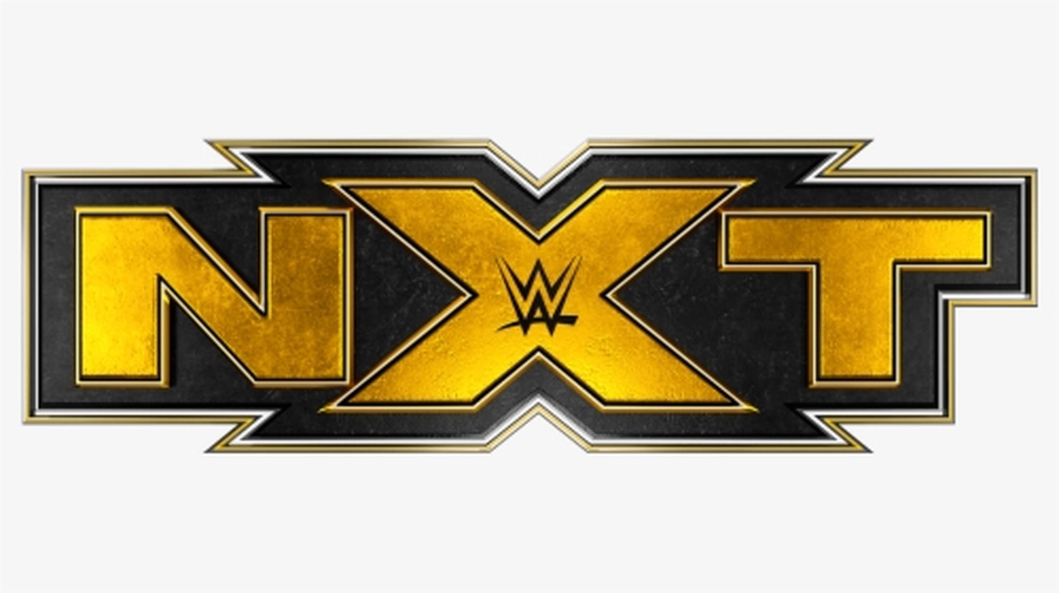 WWE NXT 黃色標誌 壁紙 — 大膽的金色NXT標誌，帶有黑色和銀色點綴，置於純白色背景上。