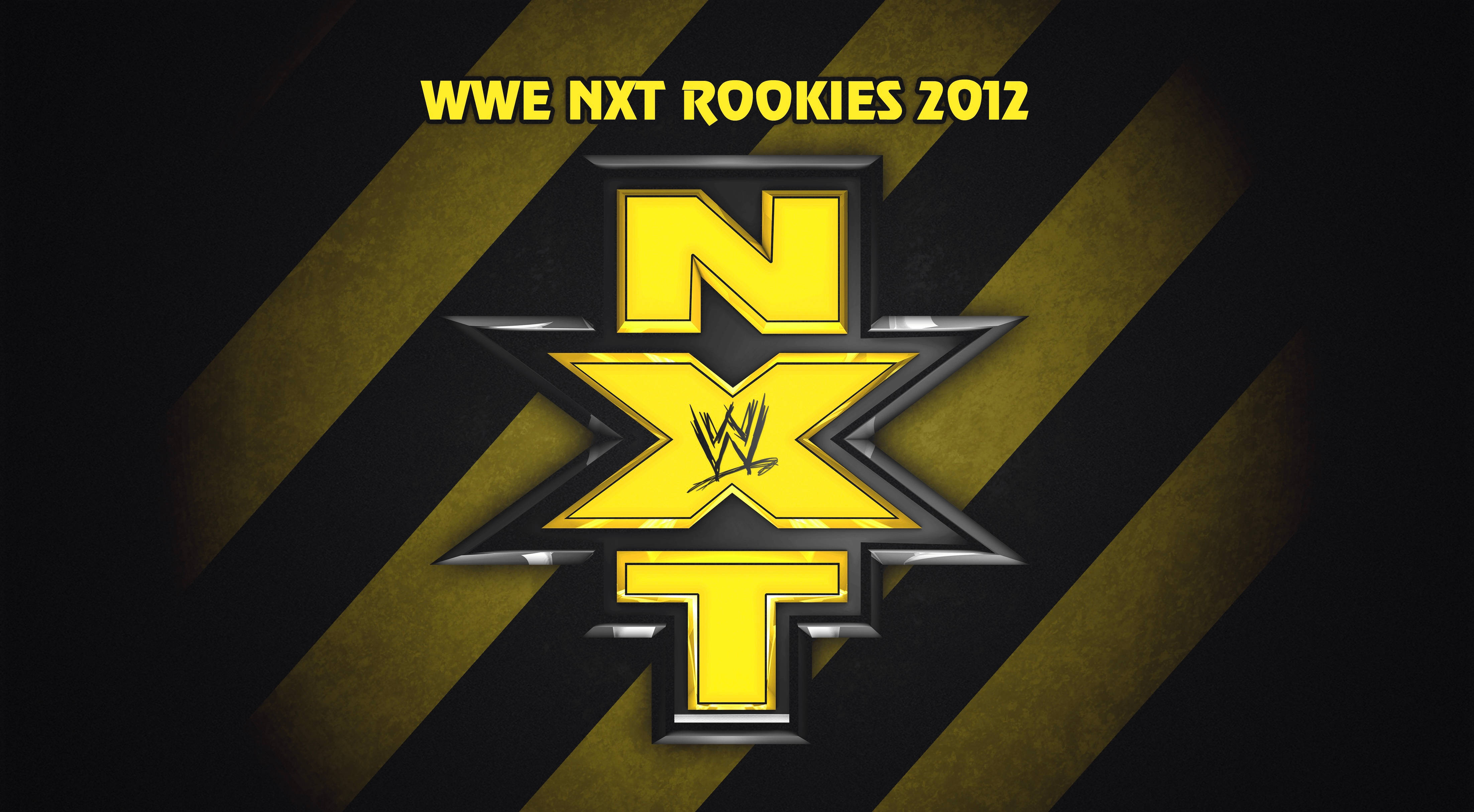 WWE NXT 黑黃配色海報 壁紙 — 大膽的黃色WWE NXT Rookies 2012標誌居中於黑色和金色對角線條紋背景上。