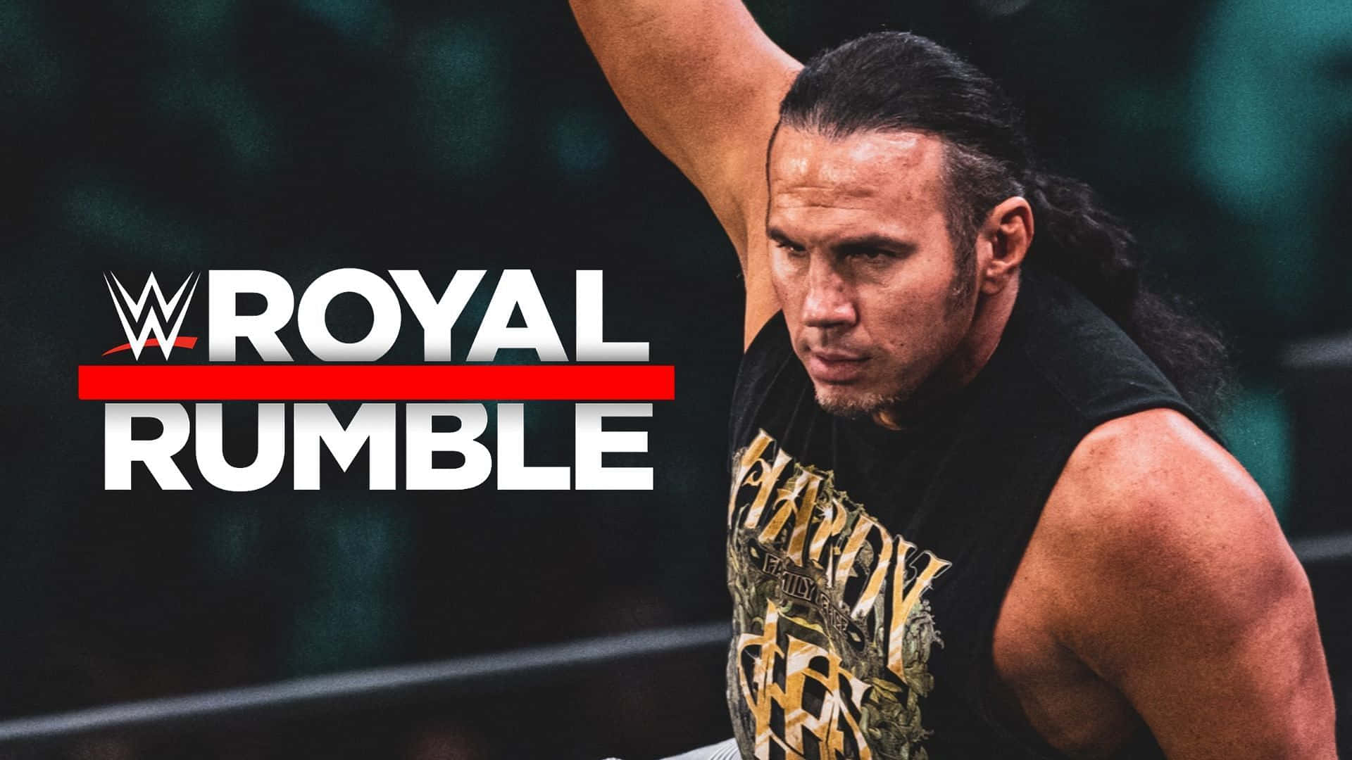 WWE 美國摔角手馬特·哈迪皇家大戰 壁紙 — WWE摔角手留著長黑髮，在明亮的場館燈光下，於帶有 'Royal Rumble' 標誌的摔角擂台上舉起手臂。