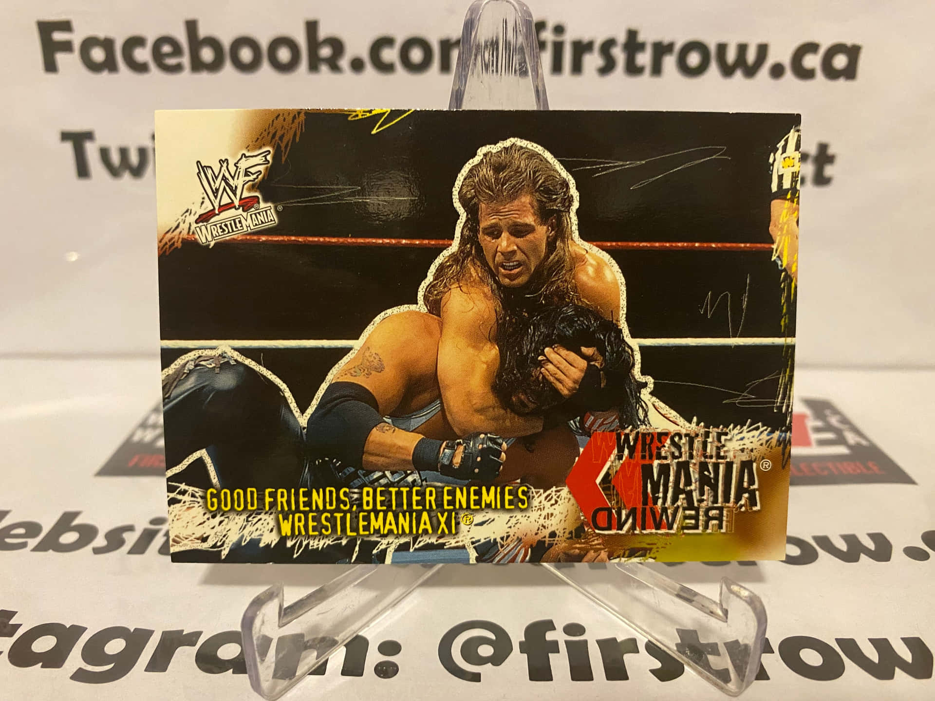 WWE WrestleMania XIX 收藏卡，顯示一名摔角手在擂台上壓制另一名摔角手。